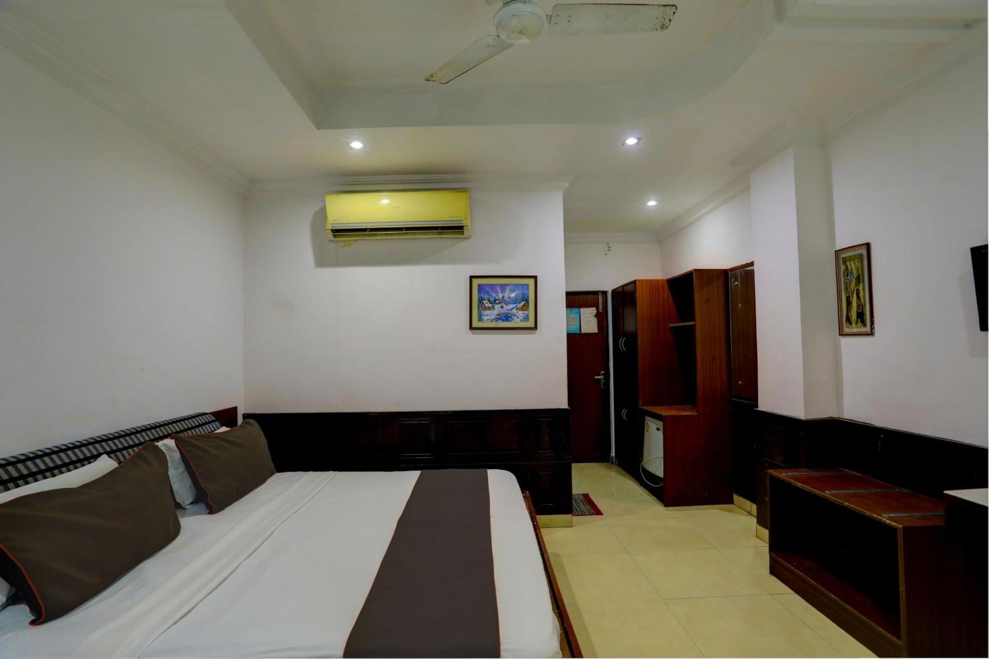 Hotel Monarch Inn 勒克瑙 外观 照片